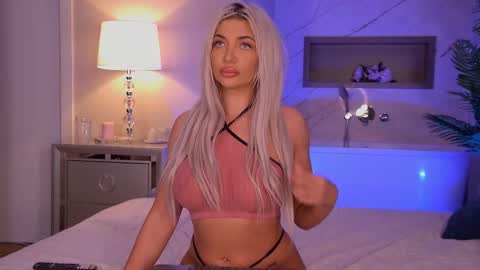 Snapshot of hellenroyy chatting on 10-20-25, 03:29 hellenroyy online show from 10-20-25, 03:29