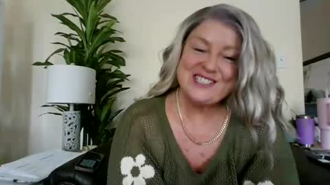 Hunnys Hive online show from 06-25-26, 08:46
