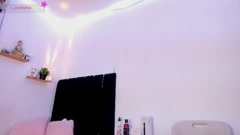 Snapshot of hellokitty38 chatting on 07-19-26, 12:42 hellokitty38 online show from 07-19-26, 12:42