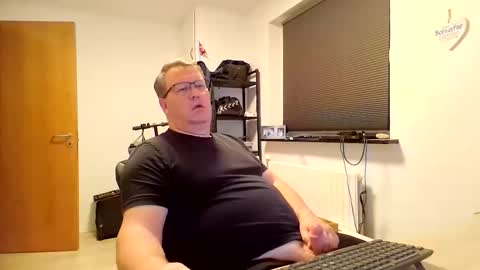 henrikrp1971 online show from 10-18-25, 07:58