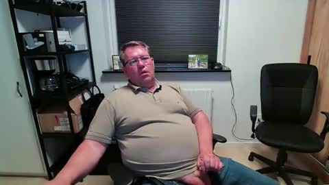 Snapshot of henrikrp1971 chatting on 05-10-26, 08:25 henrikrp1971 online show from 05-10-26, 08:25