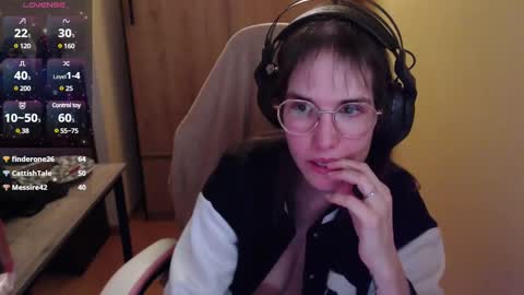 Snapshot of heraluna_ chatting on 12-14-24, 04:01 HeraLuna  online show from 12-14-24, 04:01