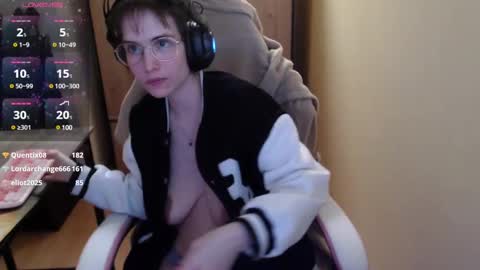 Snapshot of heraluna_ chatting on 12-27-24, 02:04 HeraLuna  online show from 12-27-24, 02:04