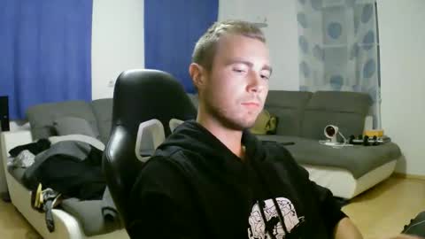Snapshot of herbstenden chatting on 10-05-25, 07:45 John Pearl online show from 10-05-25, 07:45