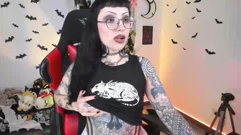 Snapshot of herinfernalmajesty chatting on 02-05-26, 12:59 Marie online show from 02-05-26, 12:59