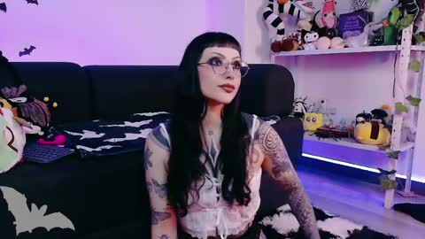 Snapshot of herinfernalmajesty chatting on 06-08-26, 10:10 Marie online show from 06-08-26, 10:10