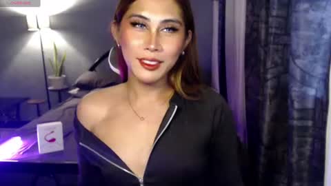 Snapshot of herrafoxx chatting on 07-15-26, 04:07 Davey online show from 07-15-26, 04:07