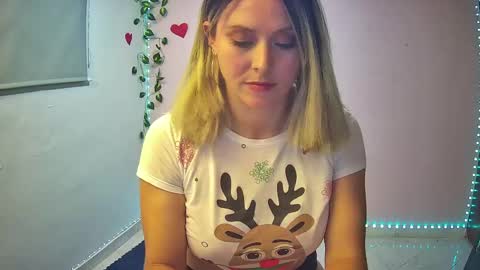Snapshot of hestesiaxx chatting on 12-19-24, 02:45 Hestesiaxx online show from 12-19-24, 02:45