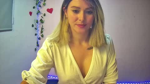 Snapshot of hestesiaxx chatting on 12-23-24, 01:29 Hestesiaxx online show from 12-23-24, 01:29