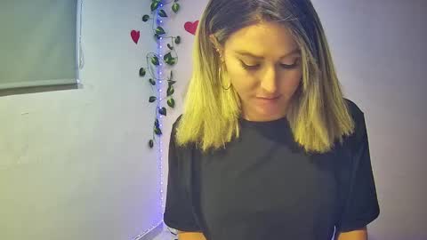 Snapshot of hestesiaxx chatting on 12-28-24, 02:01 Hestesiaxx online show from 12-28-24, 02:01