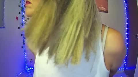 Snapshot of hestesiaxx chatting on 03-05-25, 01:42 Hestesiaxx online show from 03-05-25, 01:42