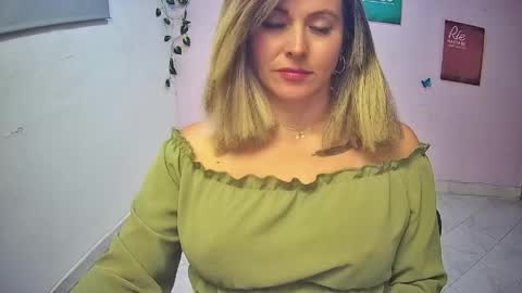 Hestesiaxx online show from 04-20-26, 02:14