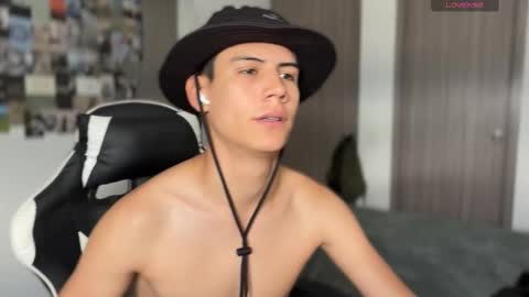 Snapshot of hey_cesard chatting on 10-23-25, 03:22 hey_cesard online show from 10-23-25, 03:22