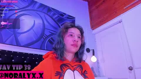 Snapshot of hey_noraly chatting on 07-20-26, 04:05 Noraly online show from 07-20-26, 04:05