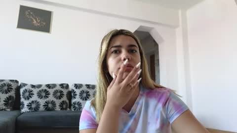 Snapshot of heysianna chatting on 06-17-26, 09:01 Siana online show from 06-17-26, 09:01