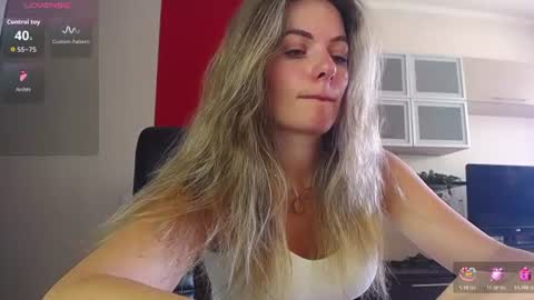 Snapshot of hi_bye_ chatting on 07-20-26, 07:55 Lina online show from 07-20-26, 07:55