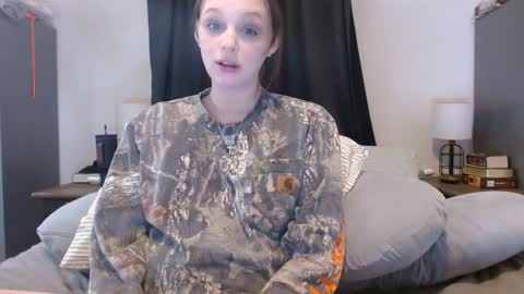 Snapshot of hi_cut_cutie chatting on 02-04-26, 01:11 Paige online show from 02-04-26, 01:11