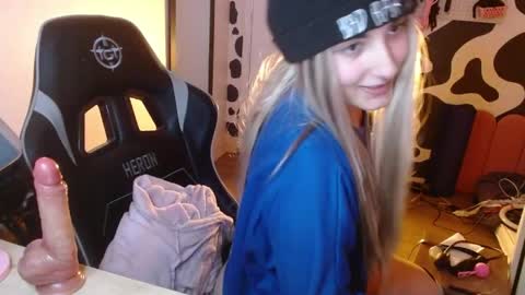 Snapshot of hi_elora chatting on 05-19-26, 01:56 Elora online show from 05-19-26, 01:56