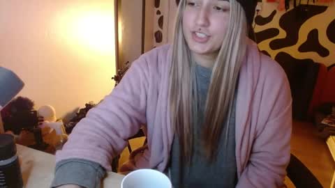 Snapshot of hi_elora chatting on 05-22-26, 12:40 Elora online show from 05-22-26, 12:40