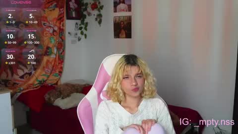 Snapshot of hi_scarlett chatting on 09-18-25, 06:43 hi_scarlett online show from 09-18-25, 06:43