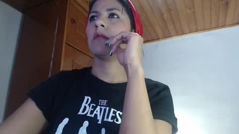 Snapshot of hilari18 chatting on 10-15-25, 12:00 hilaril18 online show from 10-15-25, 12:00