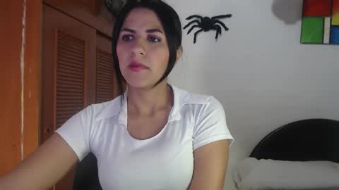 Snapshot of hilari18 chatting on 10-21-25, 12:00 hilaril18 online show from 10-21-25, 12:00