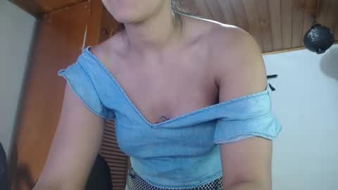 Snapshot of hilari18 chatting on 10-30-25, 01:29 hilaril18 online show from 10-30-25, 01:29