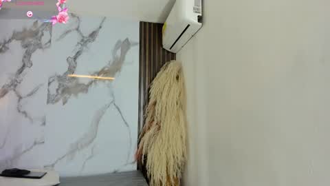 Snapshot of hilarythomsom chatting on 02-17-26, 11:50 Hilary Thomsom online show from 02-17-26, 11:50