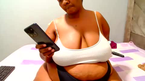 Snapshot of hips2sexy chatting on 06-05-26, 07:25 hips2sexy online show from 06-05-26, 07:25