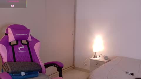 Snapshot of hipshannah chatting on 11-15-25, 09:54 H A N N A H online show from 11-15-25, 09:54