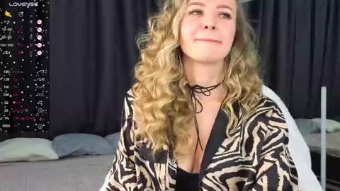 Ksenia online show from 10-22-25, 01:06