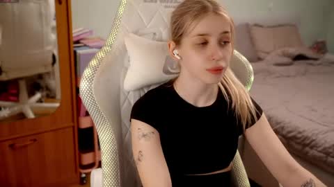 Holly online show from 05-06-26, 06:02