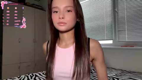 Snapshot of hoaarisa chatting on 11-27-25, 12:29 Sofia online show from 11-27-25, 12:29