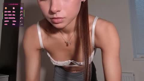 Snapshot of hoaarisa chatting on 12-16-25, 12:32 Sofia online show from 12-16-25, 12:32