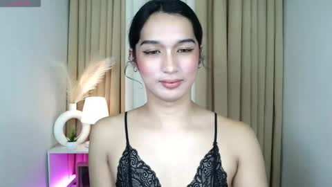 Snapshot of hoelymorri chatting on 12-17-25, 12:05 Hoelymorri online show from 12-17-25, 12:05