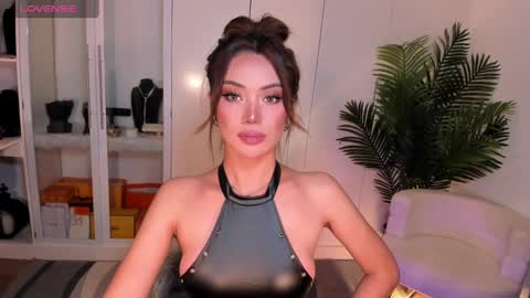 Snapshot of holee_laura chatting on 12-02-24, 10:12 Ms. Laura online show from 12-02-24, 10:12