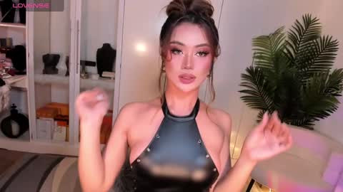 Snapshot of holee_laura chatting on 01-12-25, 09:08 Ms. Laura online show from 01-12-25, 09:08