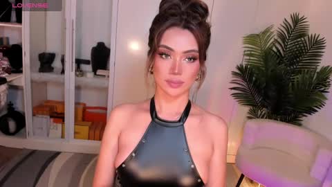 Snapshot of holee_laura chatting on 02-02-25, 10:17 Ms. Laura online show from 02-02-25, 10:17