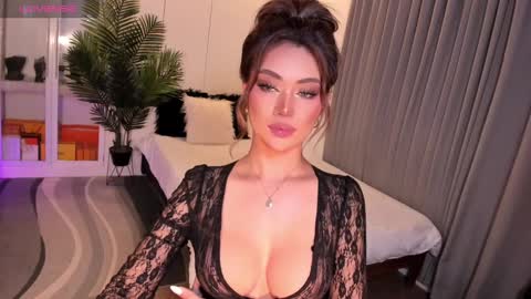 Snapshot of holee_laura chatting on 03-08-25, 05:54 Ms. Laura online show from 03-08-25, 05:54