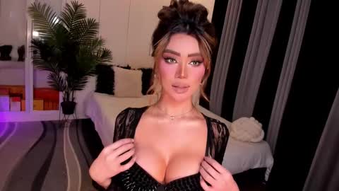 Snapshot of holee_laura chatting on 09-17-25, 03:08 Ms. Laura online show from 09-17-25, 03:08