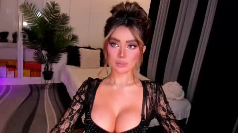 Snapshot of holee_laura chatting on 09-18-25, 01:40 Ms. Laura online show from 09-18-25, 01:40