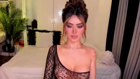 Snapshot of holee_laura chatting on 09-21-25, 07:54 Ms. Laura online show from 09-21-25, 07:54