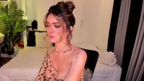 Snapshot of holee_laura chatting on 10-09-25, 07:50 Ms. Laura online show from 10-09-25, 07:50