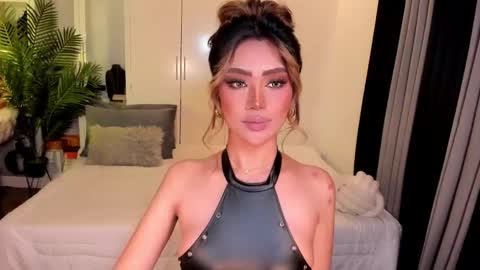 Snapshot of holee_laura chatting on 10-30-25, 02:24 Ms. Laura online show from 10-30-25, 02:24