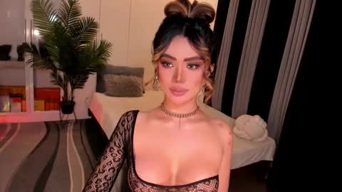 Snapshot of holee_laura chatting on 11-28-25, 07:05 Ms. Laura online show from 11-28-25, 07:05