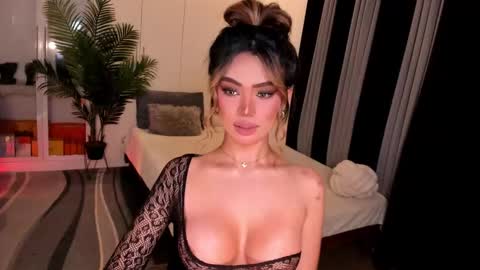 Snapshot of holee_laura chatting on 11-29-25, 05:16 Ms. Laura online show from 11-29-25, 05:16