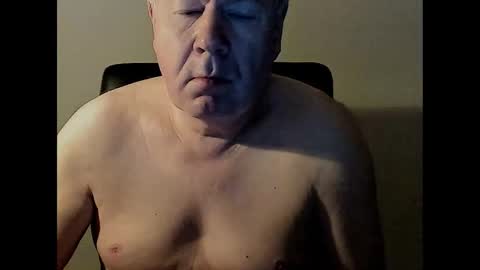Snapshot of holgerhb53 chatting on 02-14-25, 04:04 Holger online show from 02-14-25, 04:04