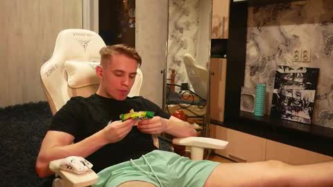 Snapshot of holiday_boys chatting on 10-22-25, 06:29 Extaz Athrey Howard online show from 10-22-25, 06:29