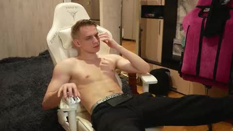 Snapshot of holiday_boys chatting on 10-25-25, 07:52 Extaz Athrey Howard online show from 10-25-25, 07:52