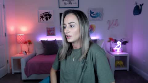 Holi Hurricane online show from 10-08-25, 02:42